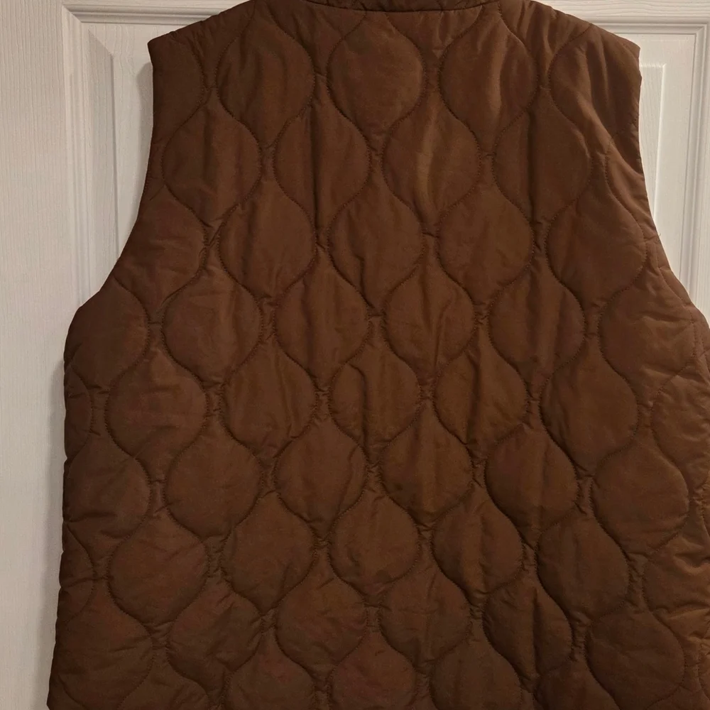 Women's Puffer Vest in Brown - Picture 2 of 2